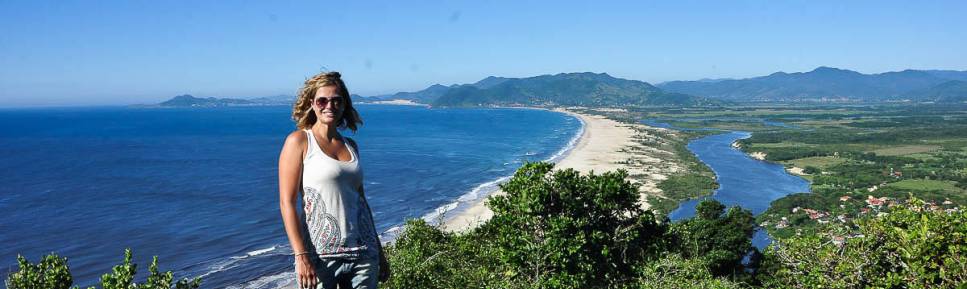 A Ana no alto do morro da Guarda, dia ensolarado na Guarda do Embaú, litoral sul de Santa Catarina